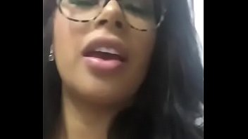 Латиноамериканка с огромными сисяндрами занимается сексом в автомобилю с попутчиком